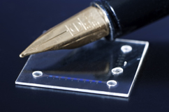 Optofluidische Laser in einer 1/3 mm dicken Kunststofffolie