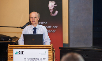 Generalsekretät der Humboldt-Stiftung Dr. Enno Aufderheide spricht beim 10. Humboldt-Tag am KIT