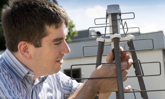 Research of Dr. Frank Schröder focuses on astroparticle physics and in particular on radio measurement of high-energy cosmic rays. (Photo: Markus Breig, KIT)