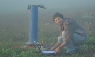 Gabriel Rau erfasst am Brunnen Daten über die Eigenschaften des Untergrunds. Die Erkenntnisse können die nachhaltige Nutzung von Grundwasserressourcen ermöglichen. (Foto: Ian Acworth)