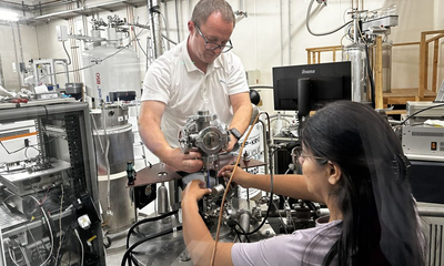 installation of an NMR sample head in the magnet used for the measurements