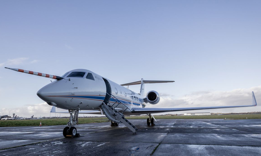 Tuule Müürsepp, ETH Zürich Das Forschungsflugzeug HALO in Parkposition am Flughafen Shannon. Mit seinem Nasenmast misst es während des Fluges den Druck in der Atmosphäre.