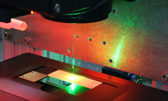 Lasersystem zum selektiven Ablagern von Material, das die Herstellung hochdichter Peptidarrays ermöglicht. (Foto: Dr. Frieder Märkle)